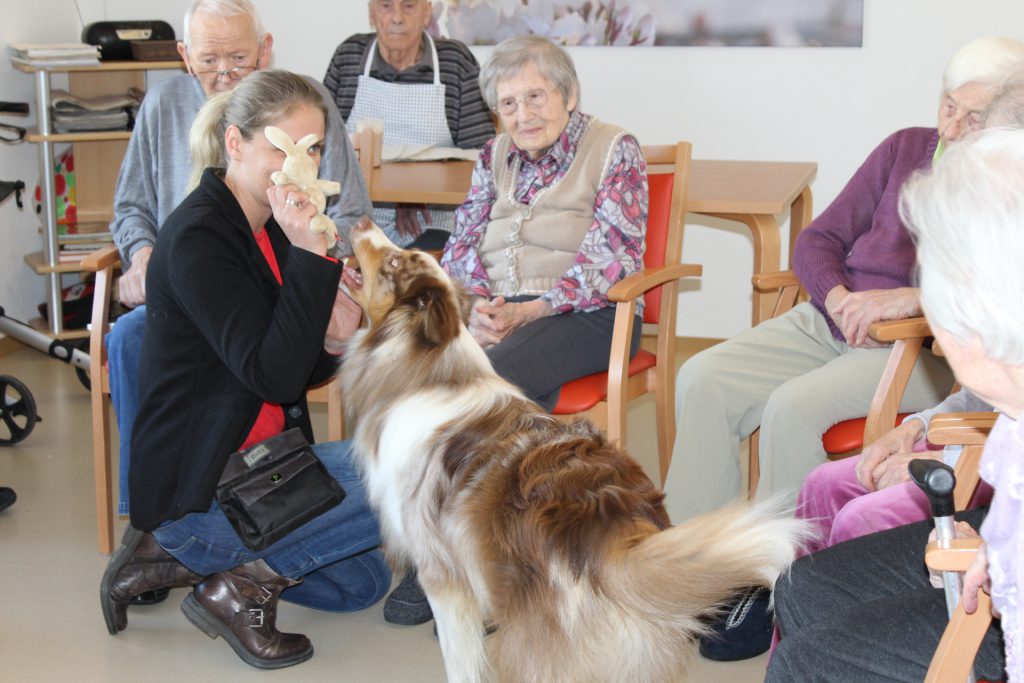 Frau Tek und Hund Gino