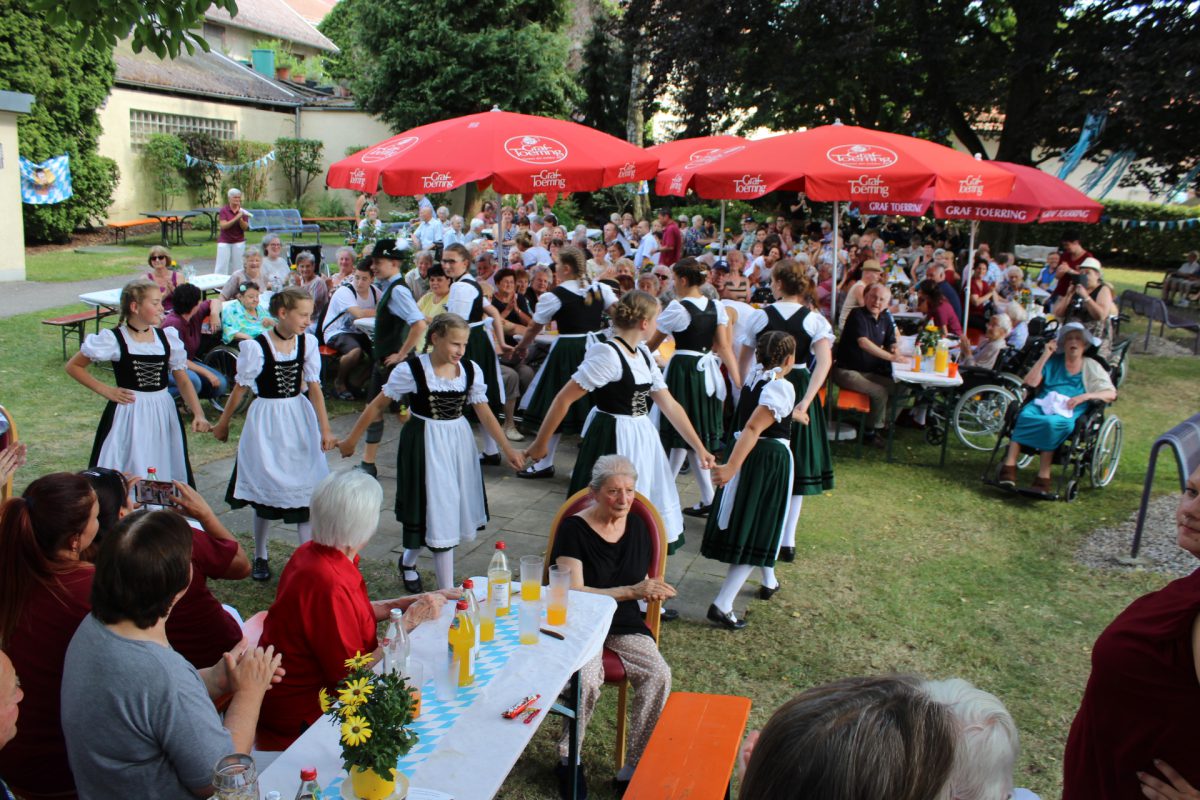 Sommerfest: Tracht trifft Lama