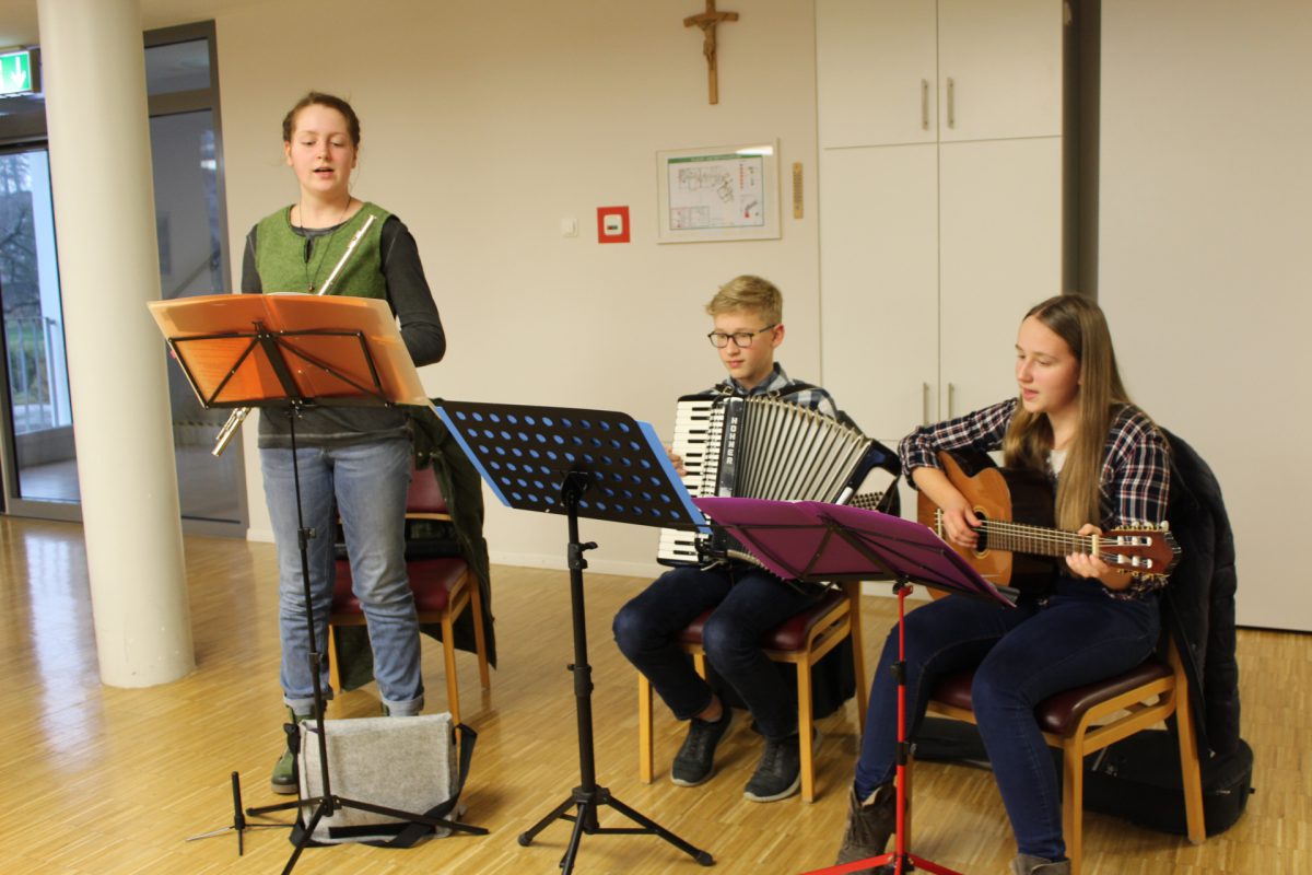 Adventliche Stunde mit jungen Musikern