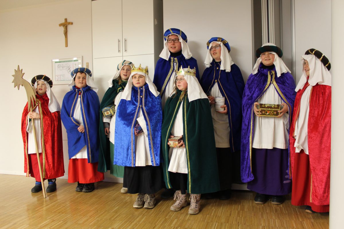 Besuch der Sternsinger umrahmt von Hrn. Schneiders Drehorgelmusik