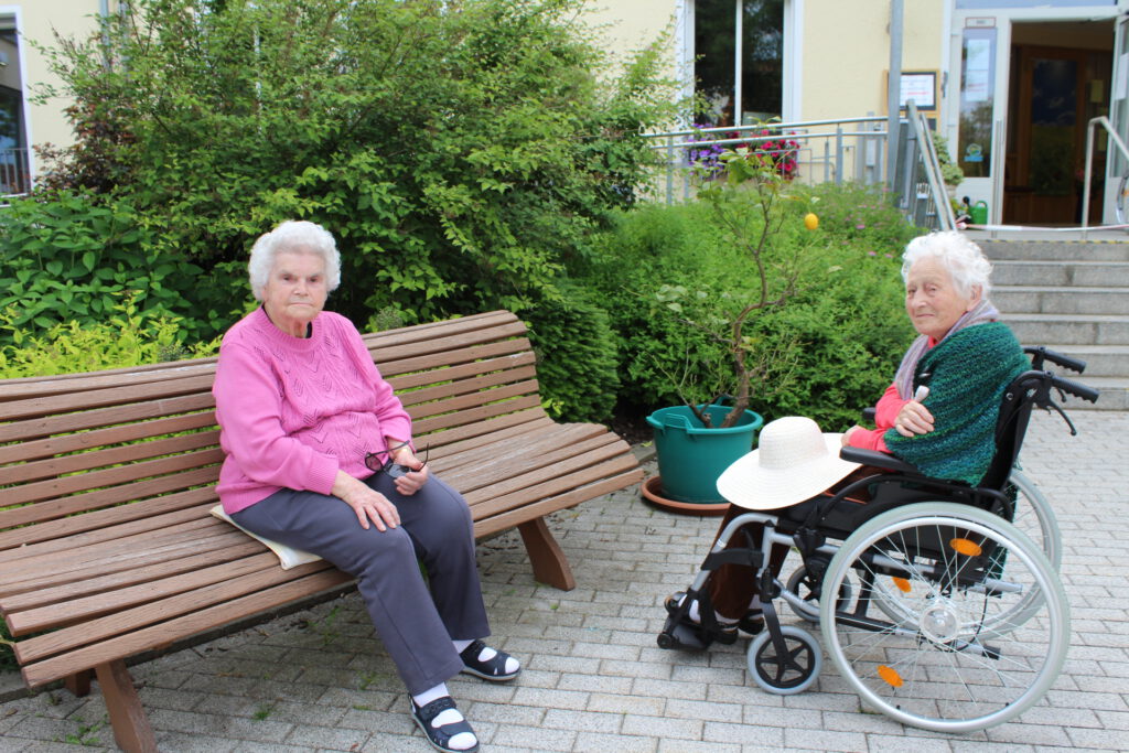 Netter Plausch vor dem Haus