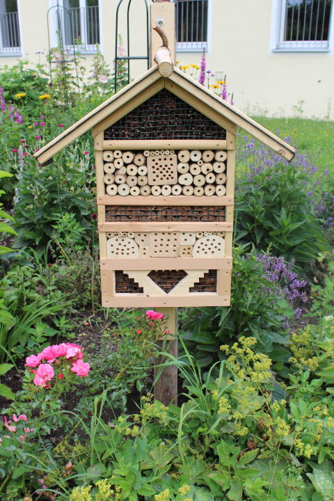 Insektenhotel für unser Blumenbeet